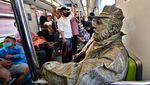 Lho, Kok Ada Patung Bisa Jalan-jalan?