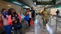 Moctezuma menyamar menjadi patung dengan kostum ala pekerja kereta api. Uniknya, ia tidak hanya berdiri mematung tetapi juga berjalan-jalan.