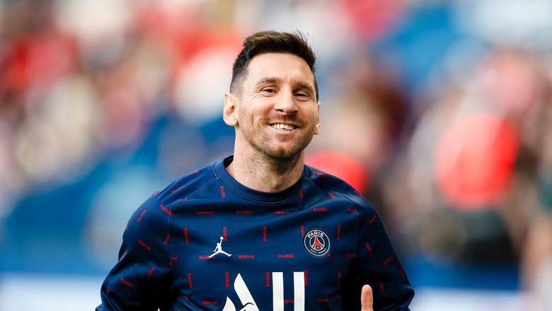 Lionel Messi PARIS, FRANCE - MAY 08: Lionel Messi of Paris Saint Germain warming up during the Ligue 1 Uber Eats match between Paris Saint Germain and ESTAC Troyes at Parc des Princes on May 8, 2022 in Paris, France. (Photo by Antonio Borga/Eurasia Sport Images/Getty Images)