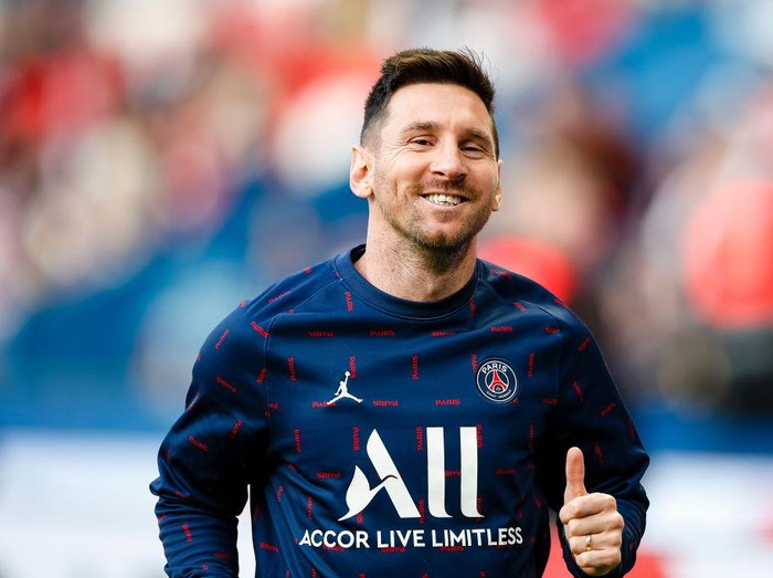PARIS, FRANCE - MAY 08: Lionel Messi of Paris Saint Germain warming up during the Ligue 1 Uber Eats match between Paris Saint Germain and ESTAC Troyes at Parc des Princes on May 8, 2022 in Paris, France. (Photo by Antonio Borga/Eurasia Sport Images/Getty Images)