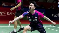 Momen pebulutangkis ganda putra Indonesia Kevin Sanjaya Sukamuljo (kanan) dan Marcus Fernaldi Gideon (kiri) mengembalikan kok ke ganda putra Prancis Christo Popov/Toma Junior Popov pada babak kualifikasi Daihatsu Indonesia Masters 2022 di Istora Senayan, Jakarta, Selasa (7/6/2022).