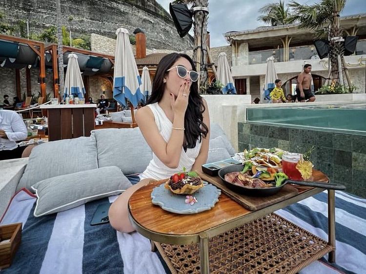 Makin Seksi, Gaya Artis Hana Hanifah Saat Makan Steak di Bali