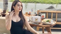Artis cantik kelahiran Bogor tahun 1995 ini memang terkenal dengan gayanya yang dewasa dan seksi. Seperti momennya bersantai di salah satu beach club, dengan menu hidangan western dari kentang goreng sampai salad. Foto: Instagram @hanaaaast