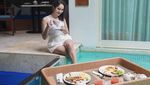 Makin Seksi, Gaya Artis Hana Hanifah Saat Makan Steak di Bali