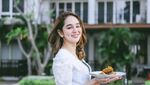 Makin Seksi, Gaya Artis Hana Hanifah Saat Makan Steak di Bali