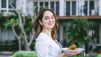 Cobain ikan bandeng yang diolah dengan resep kekinian. Hana menyebut bahwa rasa ikan bandeng ini cukup enak, tampilannya juga menggugah selera. Foto: Instagram @hanaaaast