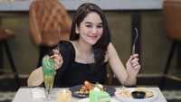 Bersantai di kafe dan restoran, jadi caranya untuk ‘healing’ nih. Sekali makan, Hana bisa menghabiskan dua porsi makanan utama lengkap dengan cake dan minuman dingin. Foto: Instagram @hanaaaast