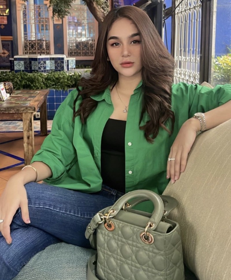 Makin Seksi, Gaya Artis Hana Hanifah Saat Makan Steak di Bali