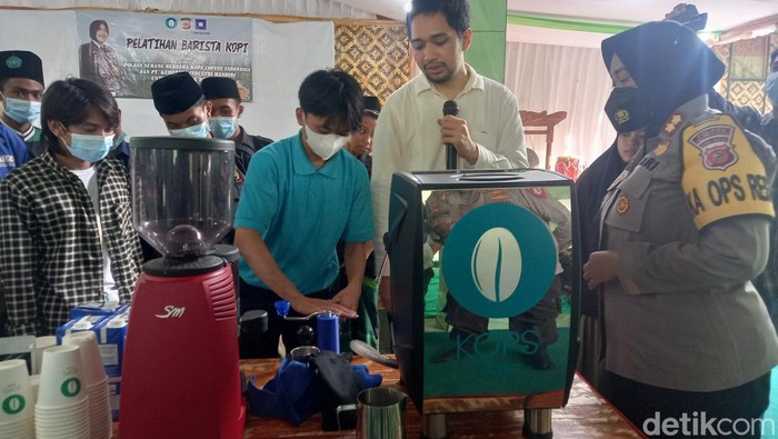 Mantan anggota geng motor di Subang dibekali pelatihan buat kopi.