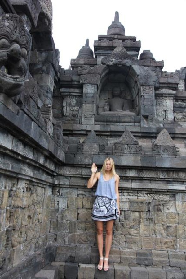 Petenis wanita Maria Sharapova sekitar tahun 2012 juga sempat mengunjungi Borobudur. Dia sempat berpose dengan relief Candi Borobudur Foto: (Maria Sharapova/Facebook)