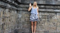 Petenis wanita Maria Sharapova sekitar tahun 2012 juga sempat mengunjungi Borobudur. Dia sempat berpose dengan relief Candi Borobudur Foto: (Maria Sharapova/Facebook)
