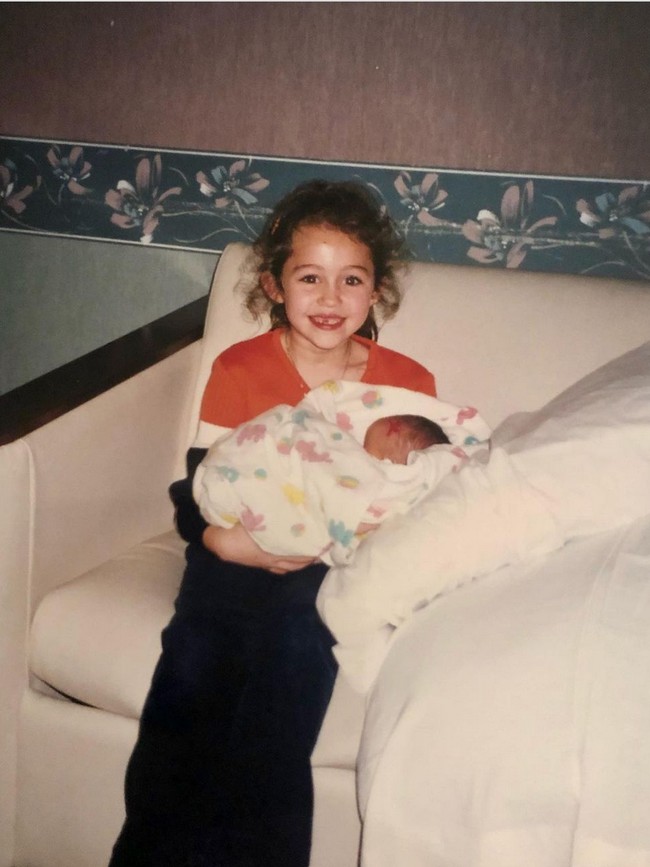 Satu lagi bintang Disney yang mengalami transformasi drastis. Dari idola remaja dengan imej ‘polos’ menjadi sosok penyanyi berpenampilan eksentrik yang kerap menuai sensasi. Foto: Instagram