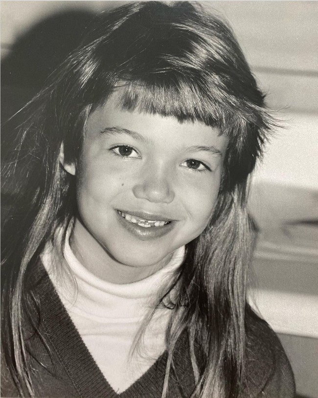 Saat remaja, ia dikenal sebagai penyanyi pop era 90-an sebelum akhirnya lebih banyak mengambil proyek akting. Kini wanita yang khas dengan tahi lalat di pipi ini sukses membintangi serial drama berjudul ‘This Is Us’. Foto: Instagram