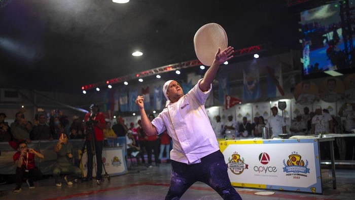 Melihat Aksi Para Koki di Kejuaraan Pizza Argentina A pizza master prepares dough during the Argentine Pizza Championship in Buenos Aires, Argentina, Tuesday, June 7, 2022. (AP Photo/Rodrigo Abd)