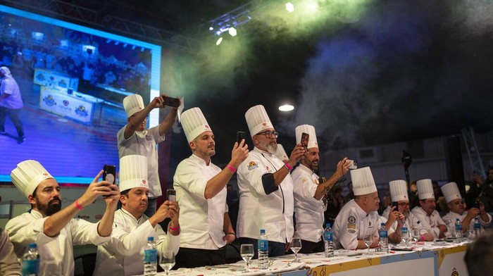 Melihat Aksi Para Koki di Kejuaraan Pizza Argentina A pizza master prepares dough during the Argentine Pizza Championship in Buenos Aires, Argentina, Tuesday, June 7, 2022. (AP Photo/Rodrigo Abd)
