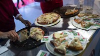 Butuh keahlian dan kecermatan dalam aksinya membuat pizza untuk memukau juri dan penonton.