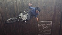 Atraksi permainan tong setan yang dilakukan perempuan tersebut menjadi daya tarik tersendiri hiburan rakyat pasar malam.