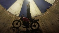 Joki tong setan perempuan ini menampilkan beragam aksi di hadapan para penonton di Pasar Malam Alun-alun Kidul, Solo, Jawa Tengah, Selasa (7/6/2022).