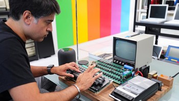 Direktur Eksekutif Elcome International, Jimmy Grewal saat mencoba mengoperasikan komputer Apple 1 yang masih berfungsi.