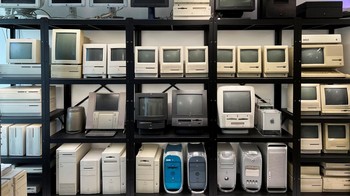 Koleksi perangkat jadul Apple ini mendokumentasikan 30 tahun pertama keberadaan Apple sejak 1976. Apple Computer 1, merupakan produk pertamanya.