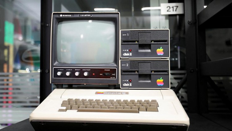 Melihat Koleksi Komputer Jadul Apple di Dubai An old Apple camera is displayed in a warehouse at Elcome International company in Dubai, United Arab Emirates May 23, 2022. Picture taken May 23, 2022. REUTERS/Rula Rouhana