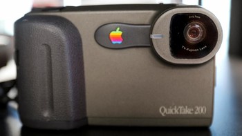 Selain perangkat komputer, juga ada kamera Apple tua saat dipajang di gudang koleksi perusahaan Elcome International di Dubai.