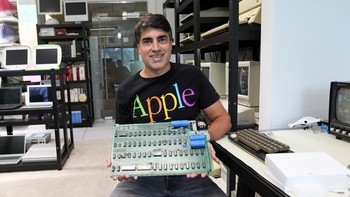 Grewal saat memegang motherboard dari Apple Computer 1. Asli masih buatan tangan pendiri Apple Steve Jobs dan Steve Wozniak.