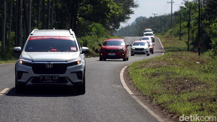 Menjajal All New Honda BRV dan Honda City Hatchback Bandung-Pangandaran Honda Amazing Test drive Bandung-Pangandaran digelar 7-8 Juni 2022. Sejumlah awal media menjajal kehandalan All new Honda BRV dan Honda City Hatchback.