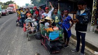 Keberangkatan rombongan migran, yang terbesar tahun ini, bertepatan dengan penyelenggaraan KTT Amerika di Los Angeles pekan ini.