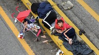 Tak sedikit para migran yang rela berjalan kaki dari Meksiko hingga ke perbatasan AS. Tak hanya orang dewasa, anak-anak juga banyak ikut berjalan dari Meksiko hingga Amerika Serikat.