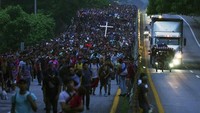 Ribuan migran berjalan di sepanjang jalan raya Huehuetan di negara bagian Chiapas, Meksiko, Selasa (7/6/2022) waktu setempat. Chiapas merupakan Meksiko di bagian selatan, berbatasan dengan Guetemala. Mereka berjalan kaki ke utara Meksiko sepanjang 3.000 km.  