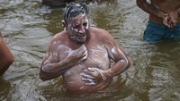 Perjalanan panjang membuat mereka rela tidur di jalan hingga mandi di sungai.