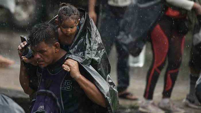 TOPSHOT - Latin American migrants taking part in a caravan towards the border with the United States, sleep in Huehuetan, Chiapas state, Mexico, on June 7, 2022. - President Joe Bidens plans to reboot US engagement with Latin America -- especially on critical topics like migration -- took a hit after key partner Mexico snubbed a regional summit opening Monday in Los Angeles to protest Washingtons exclusion of three far-left countries. (Photo by Isaac GUZMAN / AFP) (Photo by ISAAC GUZMAN/AFP via Getty Images)