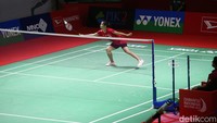 Bertanding melawan Phittayaporn Chaiwan (Thailand) di babak pertama, tunggal putri berperingkat 30 dunia itu menang dua set langsung, 21-14, 21-15.