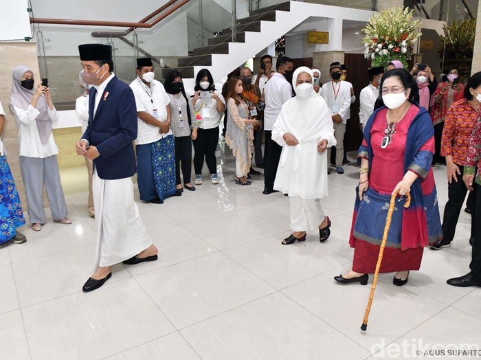 Presiden Jokowi meresmikan Masjid At-Taufiq di seberang sekolah partai PDIP, Jakarta Selatan. Ketum PDIP Megawati Soekarnoputri turut hadir dalam peresmian masjid.