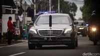 Presiden Jokowi tiba di Masjid At-Taufiq, Lenteng Agung, Jakarta Selatan, Rabu (8/6/2022) dengan mobil kepresidenan. Andhika Prasetia/detikcom.