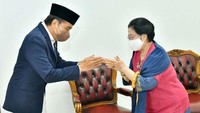Jokowi tampak bersalaman dengan Megawati. Agus Suparto/pool.