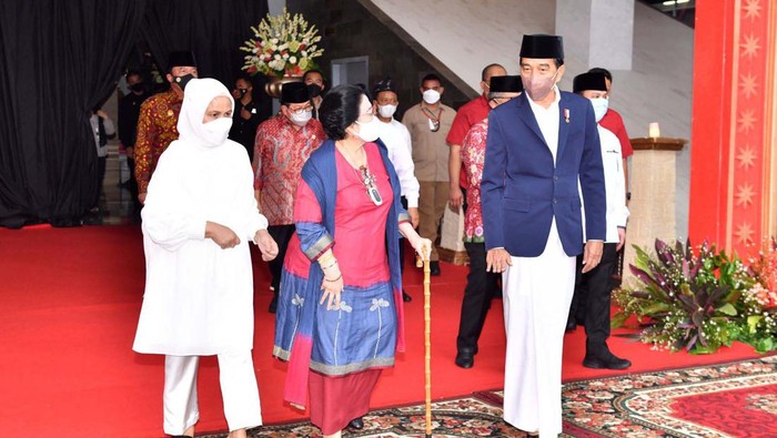 Presiden Jokowi meresmikan Masjid At-Taufiq di seberang sekolah partai PDIP, Jakarta Selatan. Ketum PDIP Megawati Soekarnoputri turut hadir dalam peresmian masjid.
