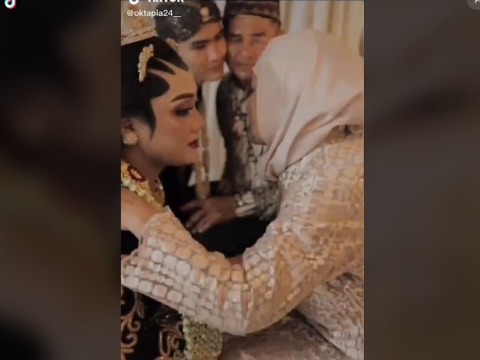 Momen pernikahan kocak viral di media sosial. Momen pernikahan kocak viral di media sosial.