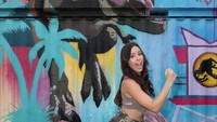Janelle Marie Rodriguez juga berpose saat pembukaan mural Jurassic World: Dominion.  Foto: Getty Images/Alexander Tamargo