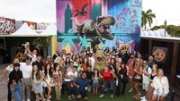 Pembukaan mural Jurassic World: Dominion dimeriahkan oleh para pemain film yang hadir di Wynwodd Marketplace, Miami, Florida. Foto: Getty Images/Alexander Tamargo