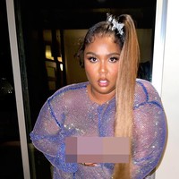 LizzoSaat menghadiri acara ulang tahun Cardi B yang ke-29, Lizzo mencuri perhatian dengan naked dress yang kembali jadi tren. Ia mengenakan baju lavender menerawang ber-glitter seperti tak pakai apa-apa lagi. Foto: Instagram