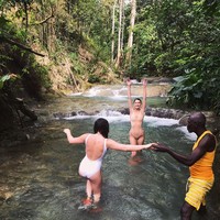 Bella HadidSeperti Kylie Jenner, supermodel ini juga pernah mengenakan pakaian yang bikin salah sangka. Ketika main di sungai, Bella Hadid memakai baju renang bernuansa nude yang mirip dengan warna kulitnya.Foto: Instagram