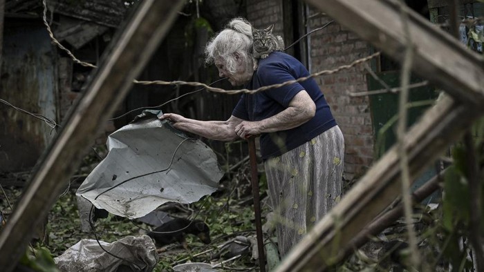 Invasi Rusia ke Ukraina terus berlanjut dan mengakibatkan kerusakan di Donbas. Bahkan seorang nenek ini hanya bisa pasrah lihat rumahnya hancur dihantam rudal.