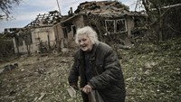 Sejumlah rumah tampak hancur dalam serangan rudal di Druzhkivka, Ukrainia.