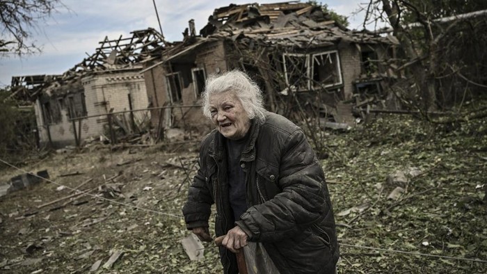 Invasi Rusia ke Ukraina terus berlanjut dan mengakibatkan kerusakan di Donbas. Bahkan seorang nenek ini hanya bisa pasrah lihat rumahnya hancur dihantam rudal.