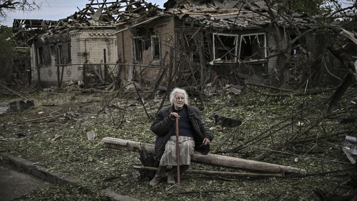 Invasi Rusia ke Ukraina terus berlanjut dan mengakibatkan kerusakan di Donbas. Bahkan seorang nenek ini hanya bisa pasrah lihat rumahnya hancur dihantam rudal.