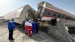 Foto-foto Kereta di Iran Tabrak Eskavator, Terguling, 13 Orang Tewas