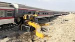 Foto-foto Kereta di Iran Tabrak Eskavator, Terguling, 13 Orang Tewas
