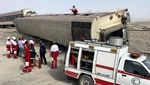 Foto-foto Kereta di Iran Tabrak Eskavator, Terguling, 13 Orang Tewas